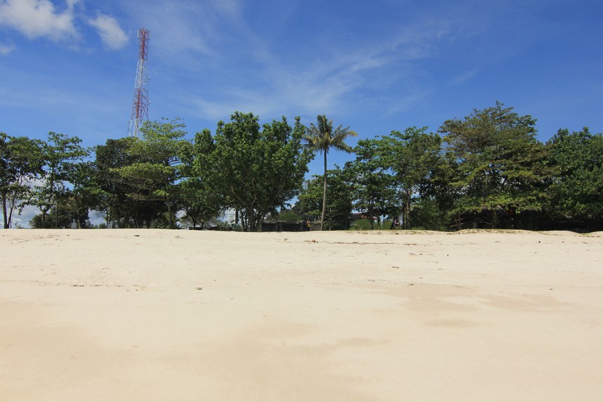 Pantai Mabai dikelilingi pepohonan yang membuat suasana di pantai ini terasa begitu asri