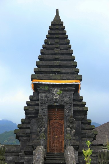 Pembangunan Pura Parahyangan Agung Jagatkartta ditandai dengan dibangunnya sebuah candi tepat di atas petilasan Prabu Siliwangi