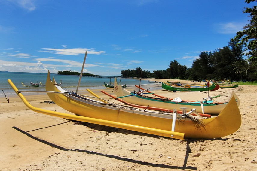 Perahu-perahu dengan warna-warna cerah  menjadi pemandangan menarik bagi pengunjung di Pantai Burung Mandi