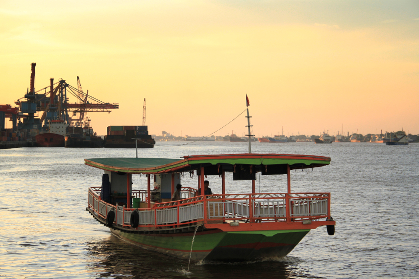 Perahu-perahu nelayan yang melintasi Sungai Kapuas menjadi pemandangan di Taman Alun-Alun Kapuas
