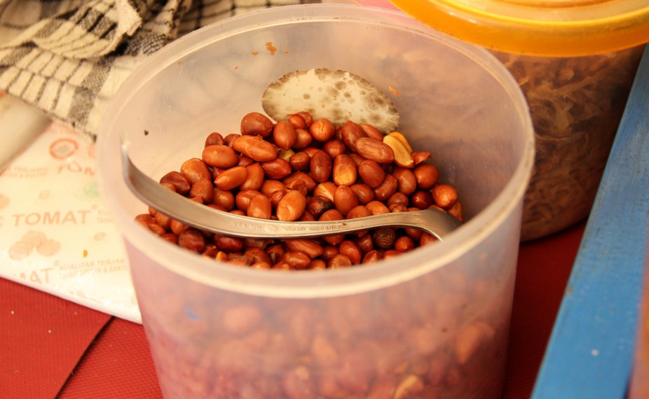 Saat disajikan, Rujak Juhi ditaburkan kacang tanah sebagai bahan pelengkapnya
