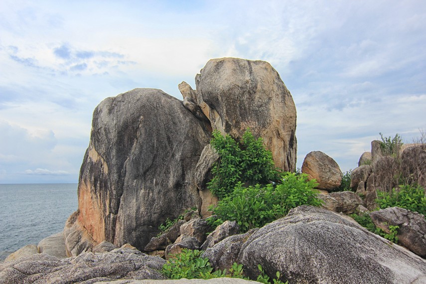 Sama seperti pantai-pantai yang berada di kawasan Belitung, Pantai Parai Tenggiri juga memiliki pemandangan batu granit yang cantik