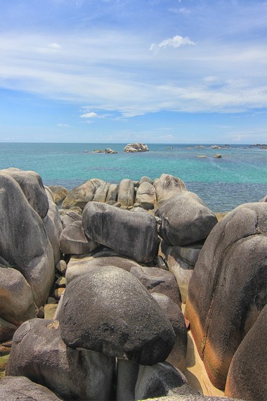 Tidak hanya batu granit, hamparan pasir putih dan pantainya juga menjadi bagian yang indah di Pantai Tanjung Tinggi