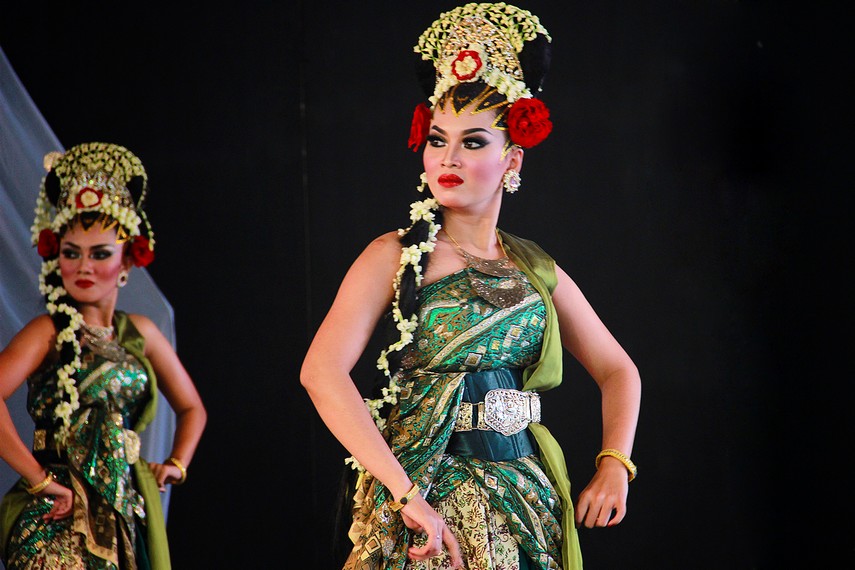 Warna hijau dari pakaian yang dikenakan para penari juga seperti melambangkan warna kesukaan sang ratu