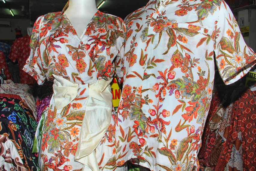 Ciri batik Cirebon daerah pesisir menampilkan warna-warna yang cerah