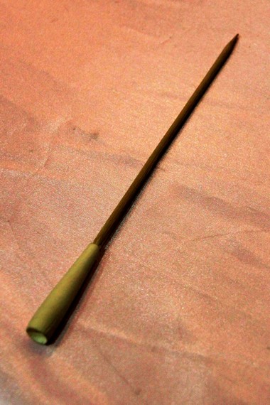 Damek atau anak panah sumpit, terbuat dari bambu yang bagian pangkalnya dibuat lebar agar lebih mudah mendapat tekanan angin