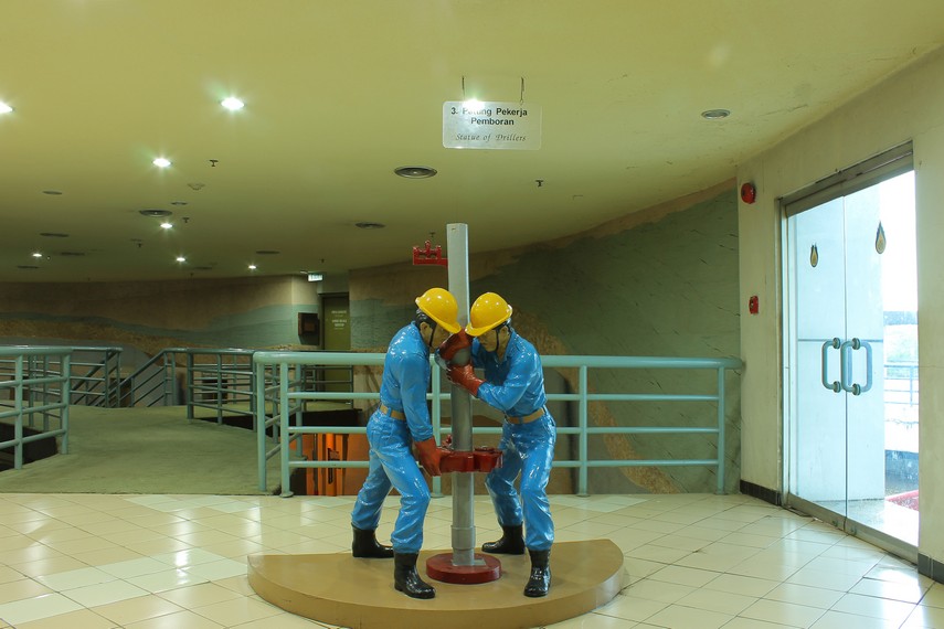 Diorama proses pengeboran minyak yang terdapat di salah satu ruangan Museum Minyak dan Gas Bumi