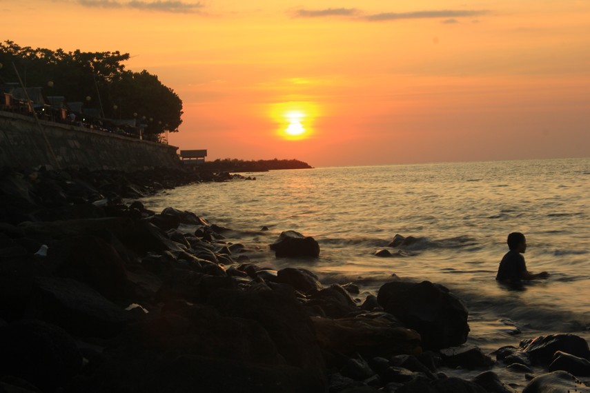 Mengunjungi Pantai Malalayang sangat tepat saat hari mulai senja karena di pantai ini tersaji sunset yang indah