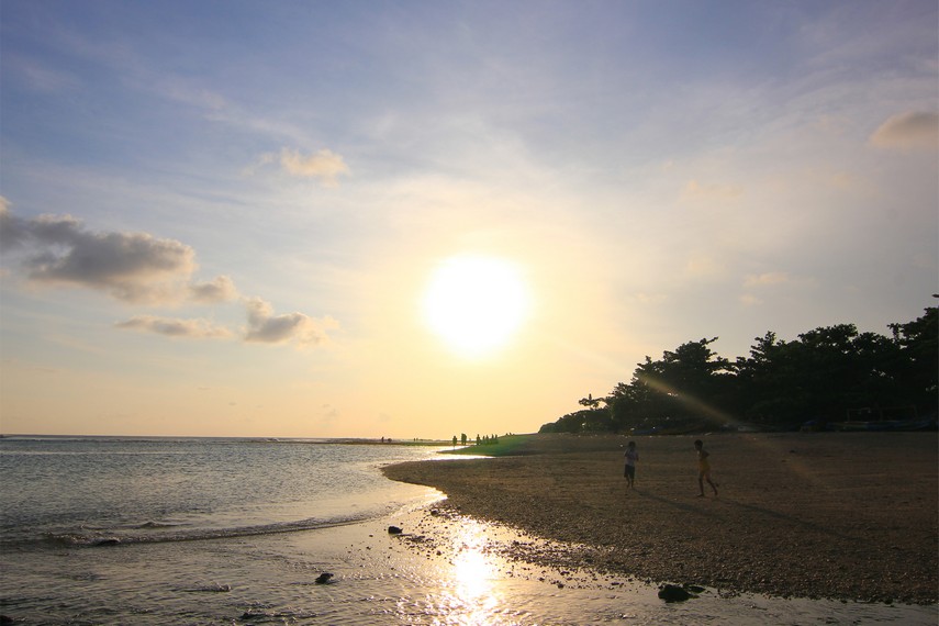 Pengunjung dapat berjalan hingga ke tengah laut saat air di sekitar Pantai Cibuaya surut