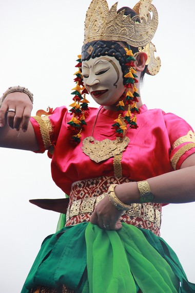 Dari segi aransemen dan koregrafi, tari topeng kemindu memiliki hubungan erat dengan tari topeng dari Jawa