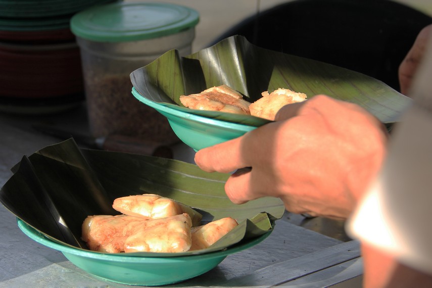 Seperti umumnya jenis sate lain khas Minangkabau, sate Pariaman disajikan bersama irisan ketupat