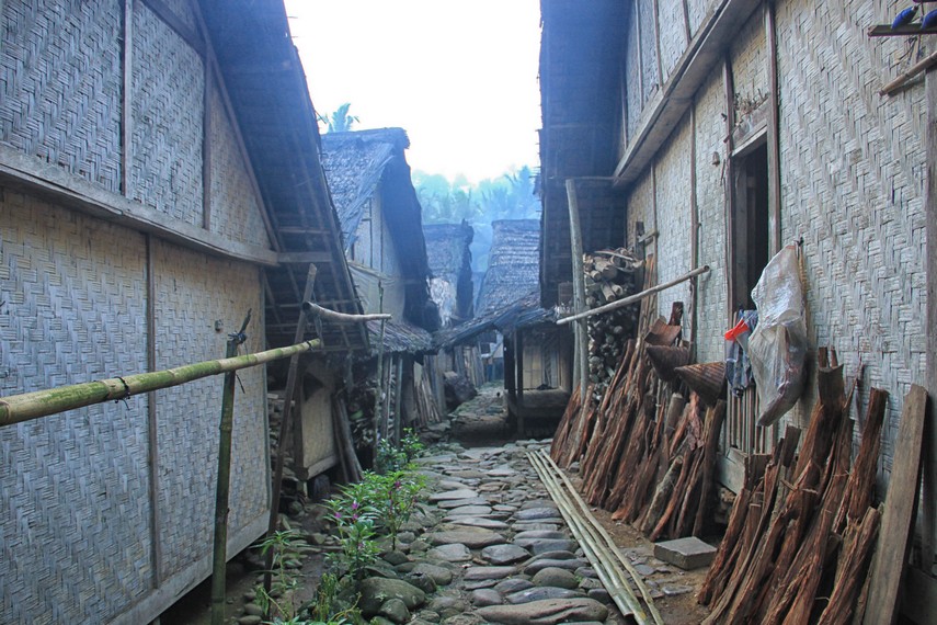 Anyaman bambu digunakan dalam pembuatan bilik dan lantai rumah