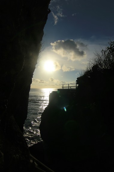 Panorama matahari terbenam dari celah tebing memberikan pengalaman berbeda dari pantai-pantai lainnya