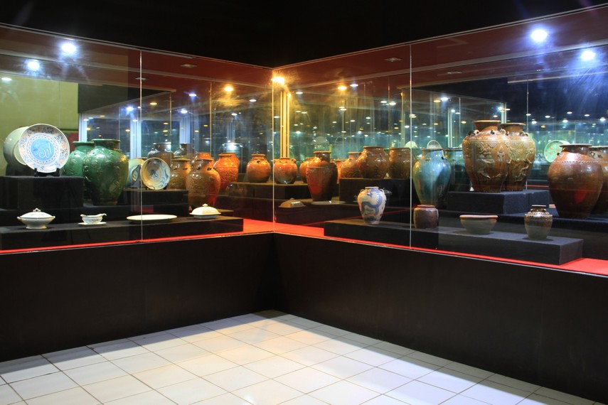 Aneka jenis keramik dari berbagai negara juga menjadi bagian dari koleksi Museum Negeri Kalimantan Barat