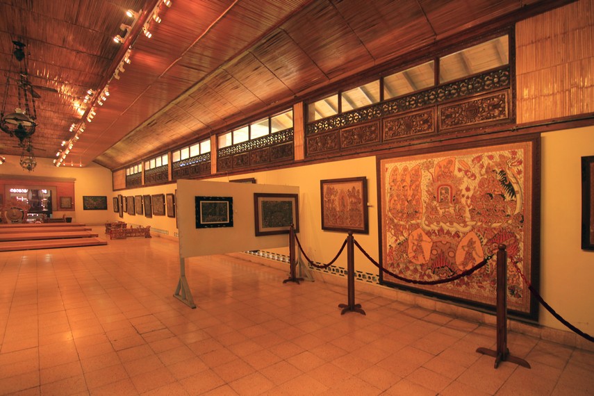 Dalam gedung ini dipamerkan beraneka lukisan, alat musik tradisional, topeng, dan pernak-pernik budaya lainnya