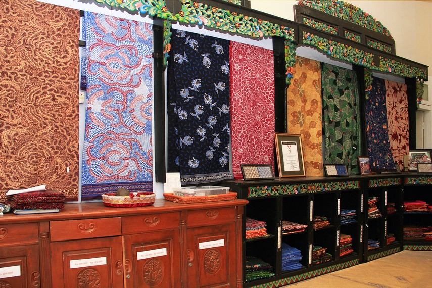 Batik Jawa Timur sesungguhnya kaya dan beragam hal ini bisa dilihat dari beragamnya corak dan motif serta kain yang digunakan