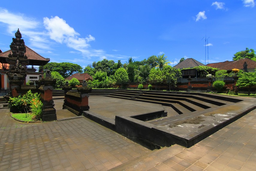 Panggung amphitheater yang berada di antara Galeri Ogoh-ogoh dan Galeri Utama