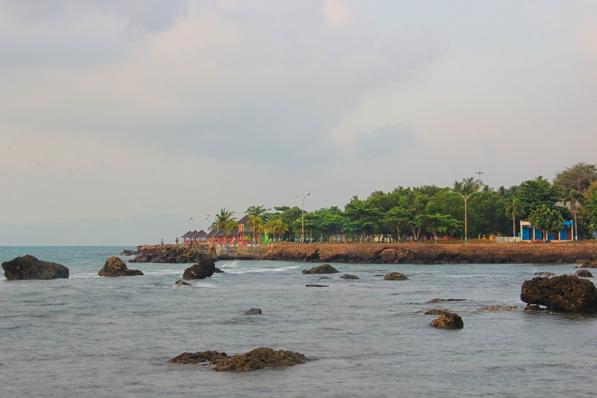 Dari Kota Serang, pantai Anyer hanya berjarak sekitar 38 km