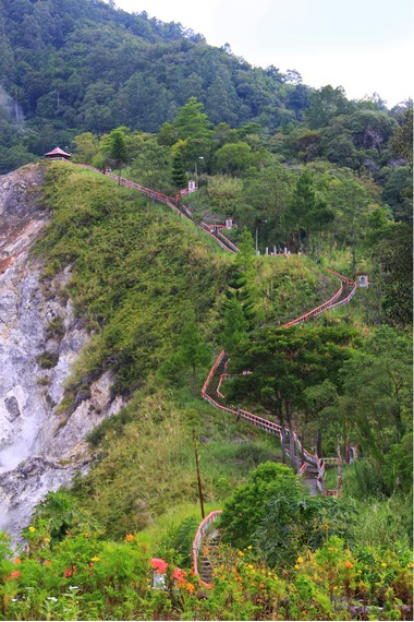 Jalan setapak menanjak yang dilalui untuk mencapai puncak Bukit Kasih merupakan jalan salib
