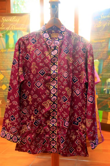 Kain tenun Pinawetengan juga dibuat menjadi pakaian yang menjadi daya tarik pengunjung untuk dijadikan oleh-oleh bagi kerabat di rumah