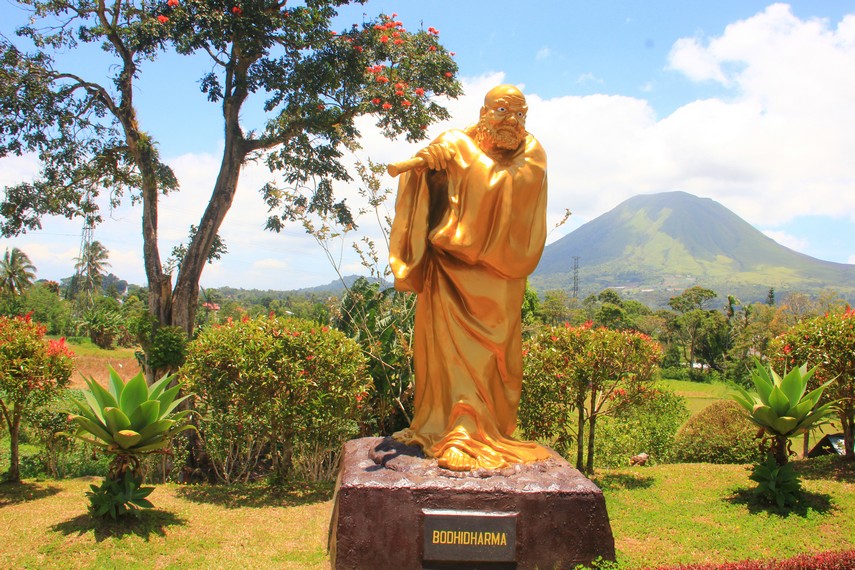 Patung-patung Buddha yang berlatar belakang pemandangan Gunung Lokon menjadi pemandangan saat berkunjung ke vihara ini