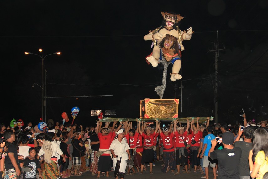 Pawai <i>ogoh-ogoh</i> berlangsung serempak di seluruh Bali sehari sebelum hari raya Nyepi