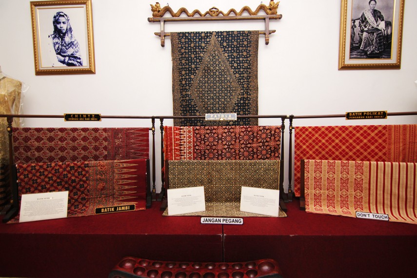 Kebudayaan India memiliki pengaruh pada perkembangan batik, terlihat pada Batik Jambi, Batik Nitik, Batik Sembagi, Batik Polikat, dan Batik Lampung