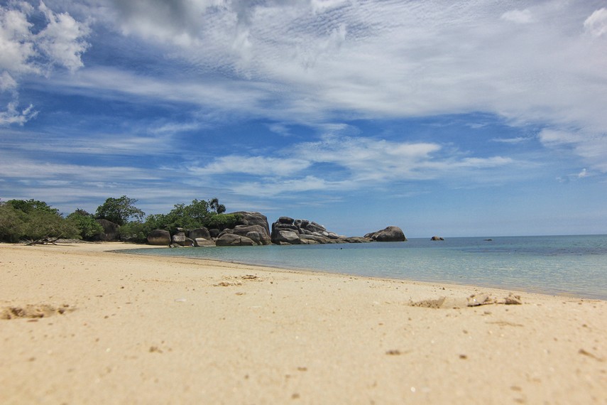 Keindahan Pantai Tanjung Tinggi membuat pengunjung berdecak kagum dengan pemandangan yang tersaji di pantai ini