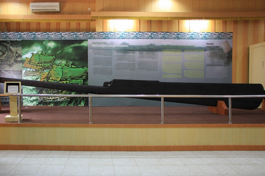 Kemudi kapal asli kerajaan Sriwijaya yang panjangnya mencapai 8,2 meter