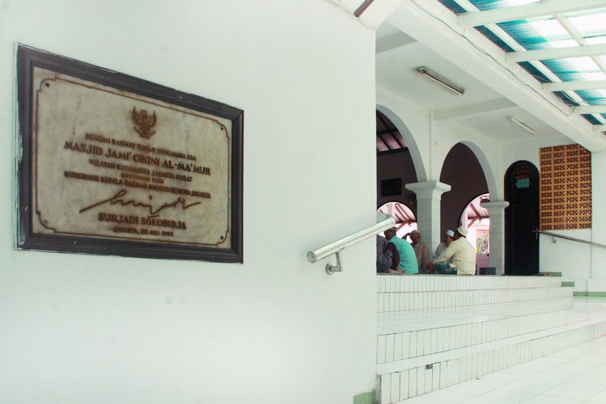 Masjid Al Makmur diresmikan pada 26 Mei 1995 oleh Gurbernur DKI saat itu, Soerjadi Soedirdja