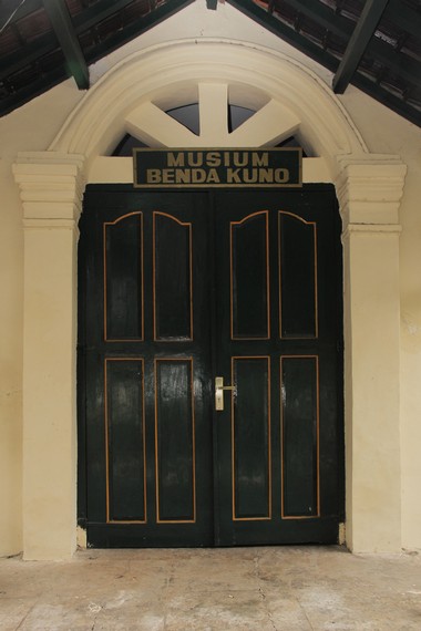 Museum Benda Kuno terletak di dalam kompleks Keraton Kasepuhan, Cirebon