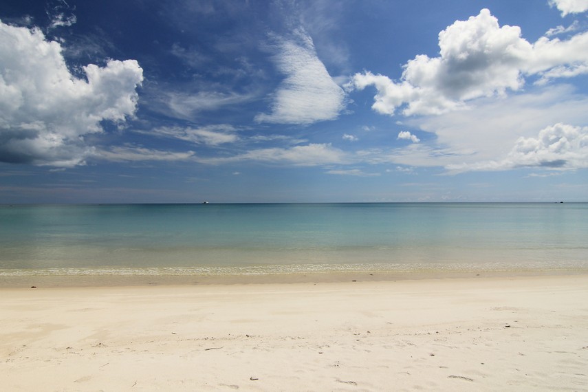 Pantai Mabai dapat menjadi alternatif yang pas jika Pantai Tanjung Tinggi dipadati pengunjung