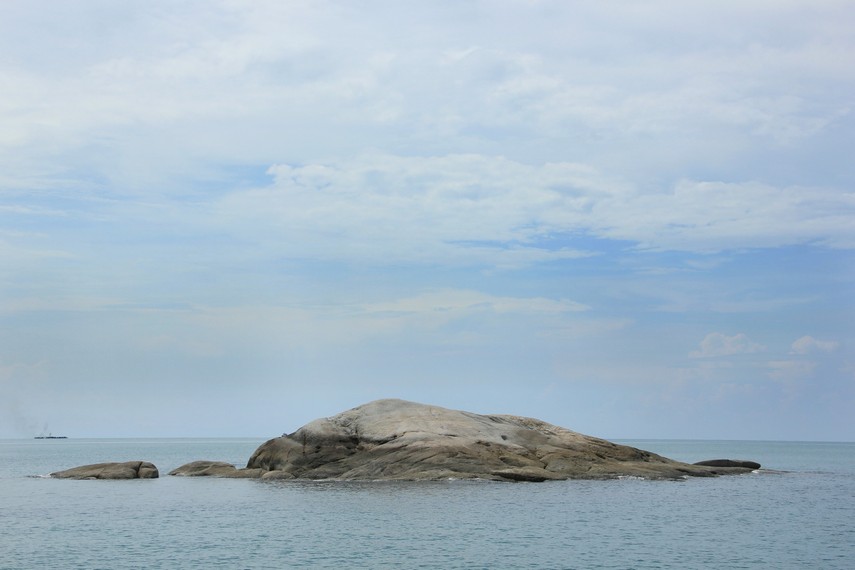Pantai Rambak memiliki bebatuan granit yang timbul di perairan tengah pantai
