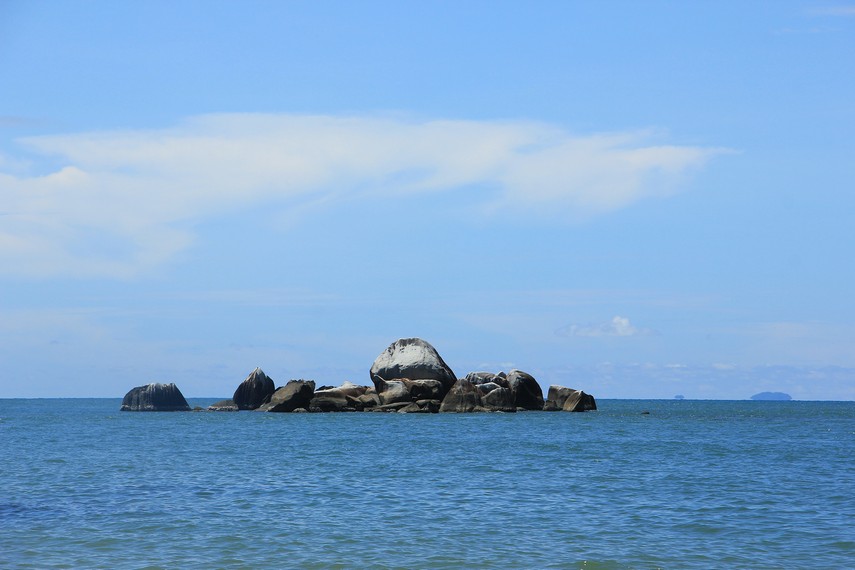 Pemandangan batu granit yang berada di tengah laut menjadi sajian indah di Pantai Tanjung Batu