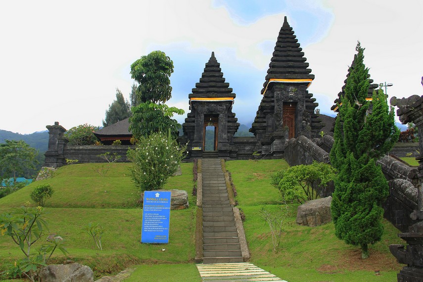 Pura Parahyangan Agung Jagatkartta dibangun sejak tahun 1995