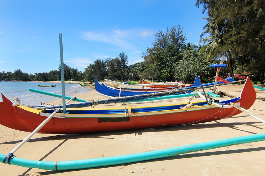 Sekitar Bulan Agustus, di pantai  ini digelar lomba perahu layar yang diikuti oleh para nelayan di sekitar Pantai Burung Mandi