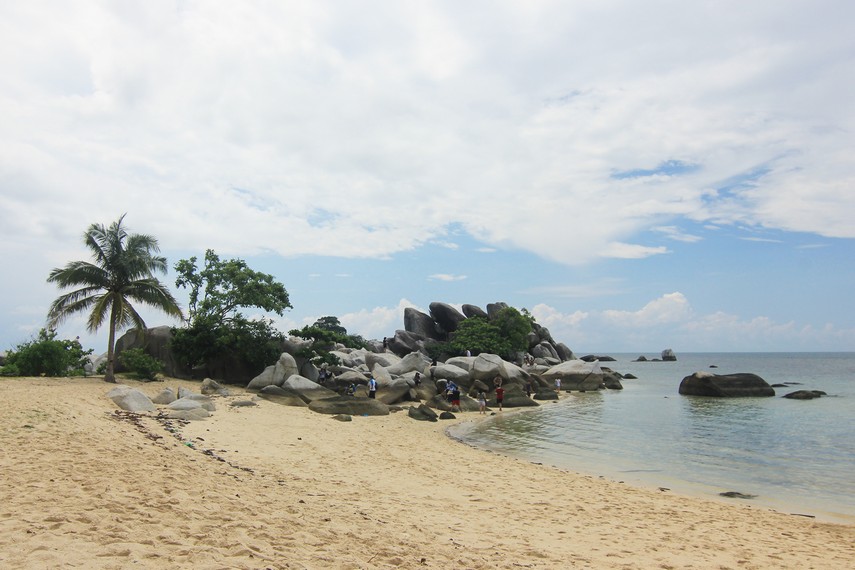 Selain mercusuar dan snorkeling, Pulau Lengkuas juga menyajikan pemandangan batu granit di sekitar pulau