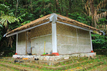 Maqom Pasir Kaca merupakan makam leluhur kedua yang dikunjungi saat ritual Ngembang