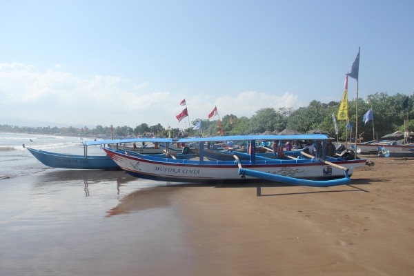 Perahu-perahu nelayan yang sedang parkir menjadi salah satu objek  yang bisa dilihat di Pantai Pangandaran
