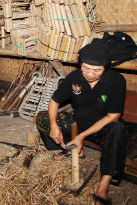 Salah seorang perajin angklung di Saung Angklung Mang Udjo sedang membuat angklung