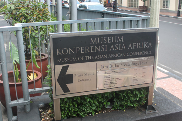 Pintu masuk menuju Museum Konferensi Asia Afrika