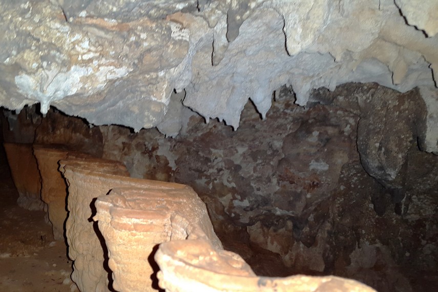 Selain batuan karst, di destinasi wisata Rammang-Rammang juga terdapat beberapa gua yang eksotis