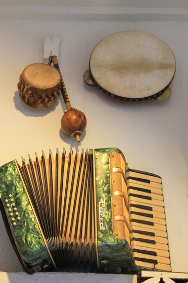 Alat musik melayu seperti gendang dan acordion juga bisa Anda lihat di Museum Kata Andrea Hirata
