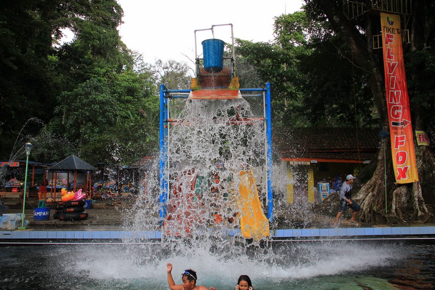 Arena tong air raksasa yang tersedia di Pemandian Cibulan siap mengguyur para pengunjung