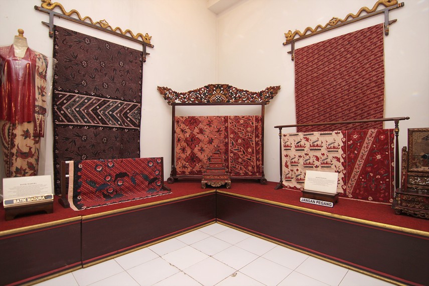 Batik Madura banyak terpengaruh pada pola-pola batik yang berkembang di pantai utara Pulau Jawa, selain juga pengaruh keraton