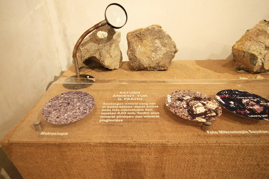 Batu-batuan andesit yang digunakan untuk membangun candi. Di Dataran Tinggi Dieng, terdapat beberapa daerah yang menyimpan batu andesit