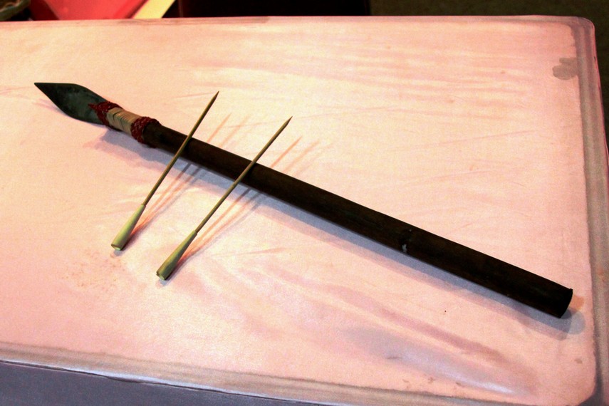 Bilah sumpit Dayak terbuat dari kayu pelawi, sedangkan anak panahnya <i>(damek)</i> terbuat dari bambu yang dipotong runcing
