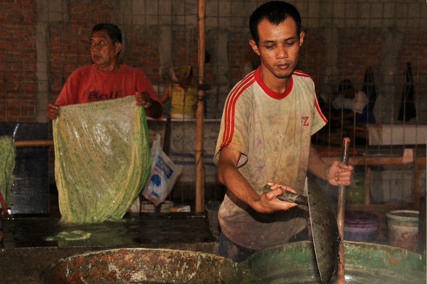 Daerah Trusmi menjadi sentra batik sekaligus dapat melihat langsung proses pembuatan batik Cirebon