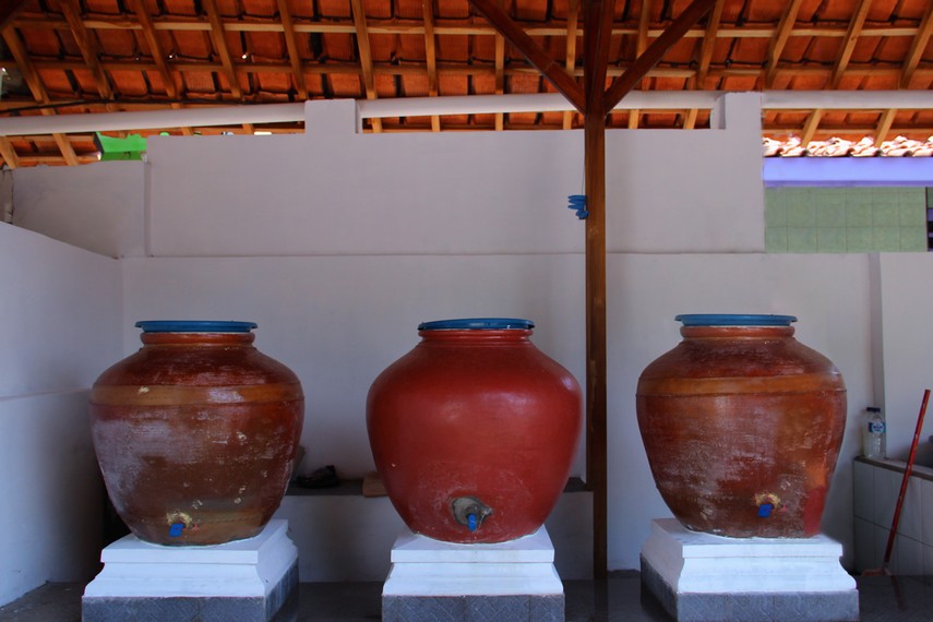 Gentong air menjadi salah satu keunikan di kompleks pemakaman Sunan Gunung Jati untuk mengambil air wudhu