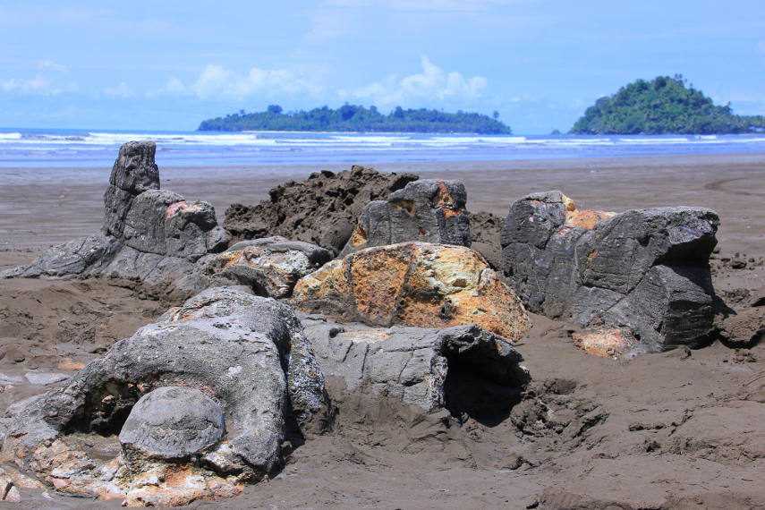 Pantai Air Manis menggabungkan panorama laut pesisir barat Sumatera dengan kisah legenda Malin Kundang